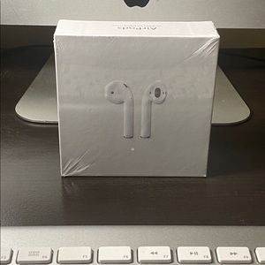 Apple AirPods 2nd Gen With Wireless Charging Case